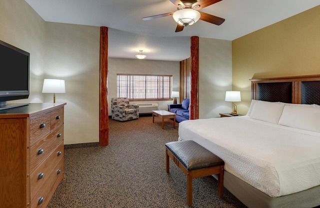 Extended Stay King Suite, Stoney Creek, Kitchen, Living Room, Balcony