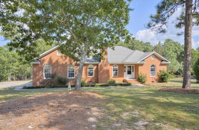Extended Stays Encouraged! Large home with firepit, poker table-Pet friendly