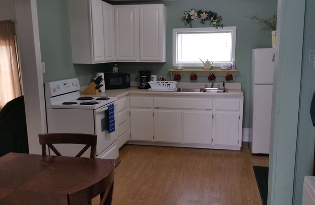 extra clean studio close to downtown hospitals and colleges