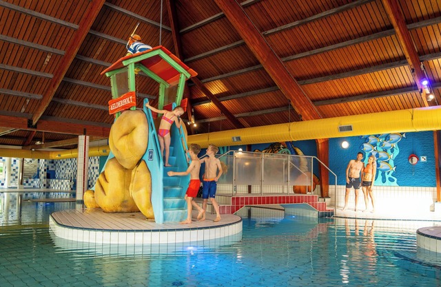 Extra luxury 8-person bungalow in the holiday park Landal Aelderholt