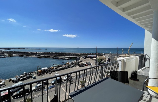 F2 Avec Terrasse et une vue Exceptionnelle sur le Port et le Môle