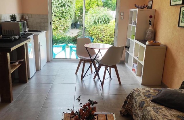 F2 privatif avec chambre et salle de bain privées et séparées chez l habitant nous aimons l appeler le Studio, mais il s agit d' un petit F2 avec chambre séparée ainsi que la salle de bain et les toilettes, il y a une petite terrasse privée