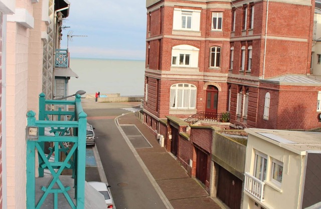 F2 renovated in Mers les Bains, 50m from the beach, sea view