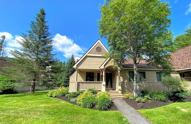 F3 Well appointed Townhome, short walk to Mount Washington Hotel, minute to ski area, Dog friendly!