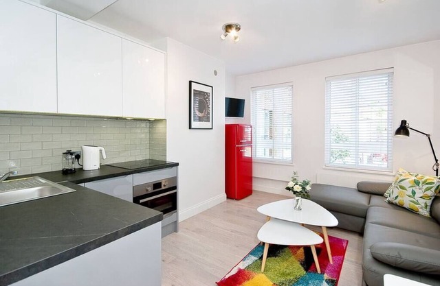 F4G 1 bed + sofa bed in Soho West End sleeps 4
