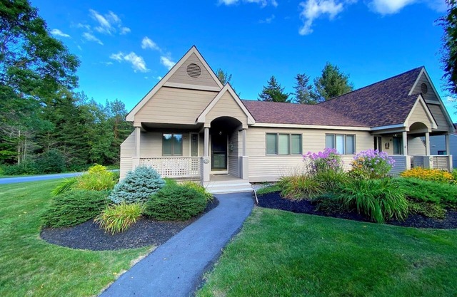 F50 Pet friendly single level home in Bretton Woods, walk to golf course and Mt Washington Hotel!