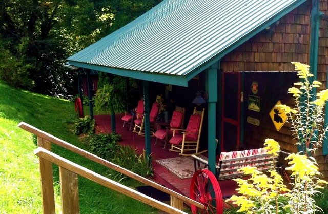 Fab Fall! Affordable Romantic Creekside Cabin-Hot Tub'n robes, K Bed and Treats!