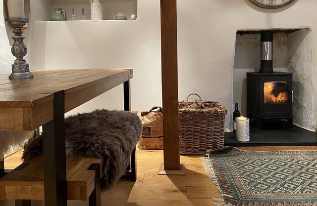 Fab Stone Cottage in great rural village close, pub, beach Dartmoor