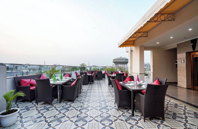 Fabhotel Divine & Banquet