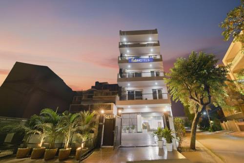 FabHotel Luxe 8 Stayz - Nr Mega Mall & DLF Phase 1 Metro