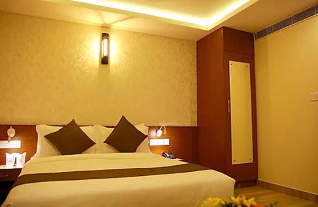 FabHotel Prime D Chandlier