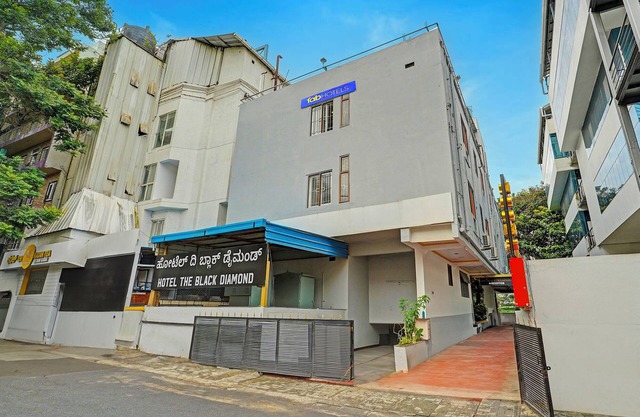 Fabhotel The Black Diamond