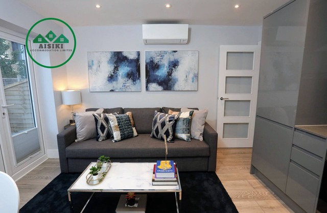 Fabulous 3Bedroom/2Bathroom Ground Floor Flat with Garden and Free WiFi