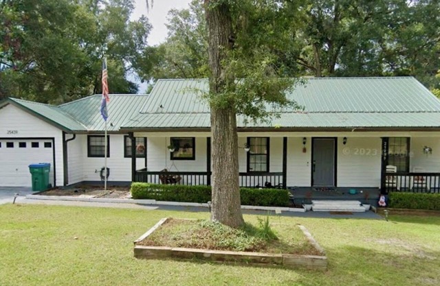 Fabulous 4 Bedroom Family-Friendly Cottage w/Large Fenced Yard in Newberry, FL
