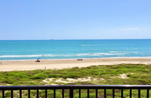 Fabulous 5th floor beachfront; fully appointed; discount for weekdays & 7 nights