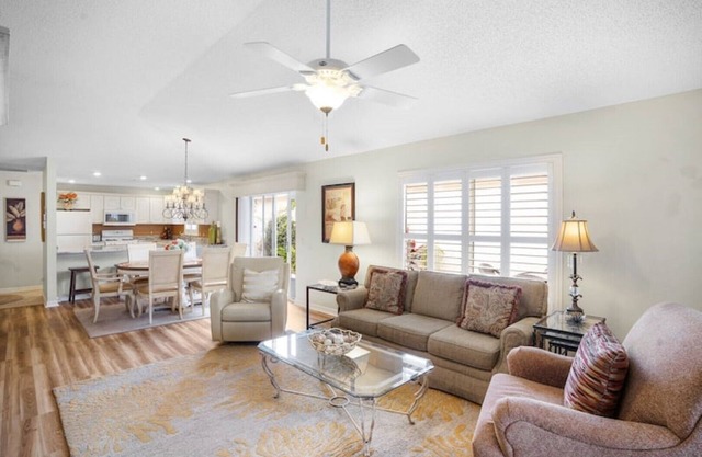 Fabulous Courtyard Villa 1 mile to Sumter Landing