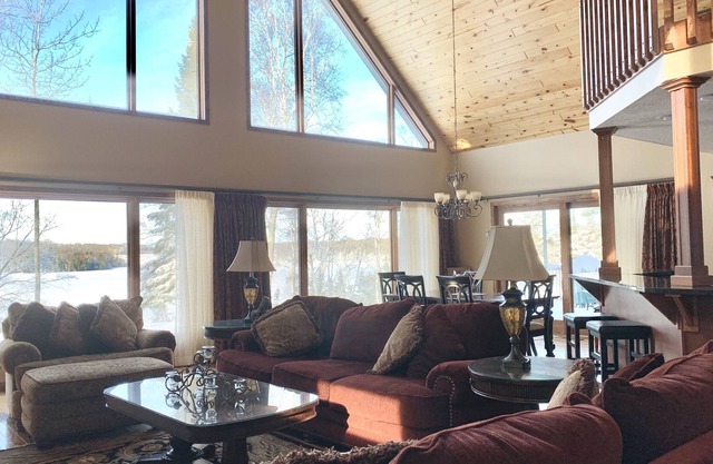 Fabulous Fall Getaway in the National Forest/ Hot Tub and Fireplace
