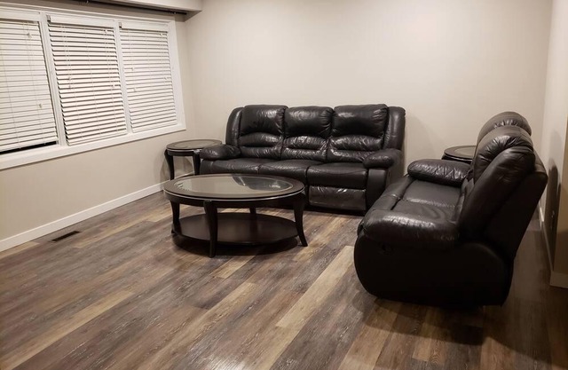 Fabulous Niagara Home with Free Parking !!!!