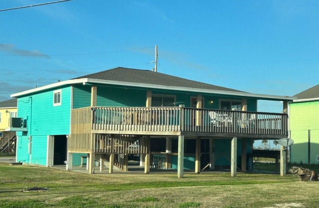 Fabulous open concept cabin sleeps 12 on Bolivar Peninsula