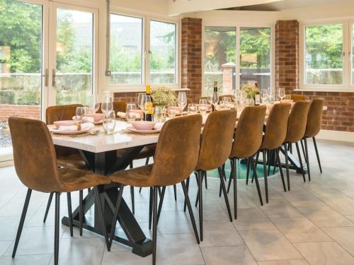 Fabulous Retreat sleeps 14 with Pool and Sauna Pass the Keys