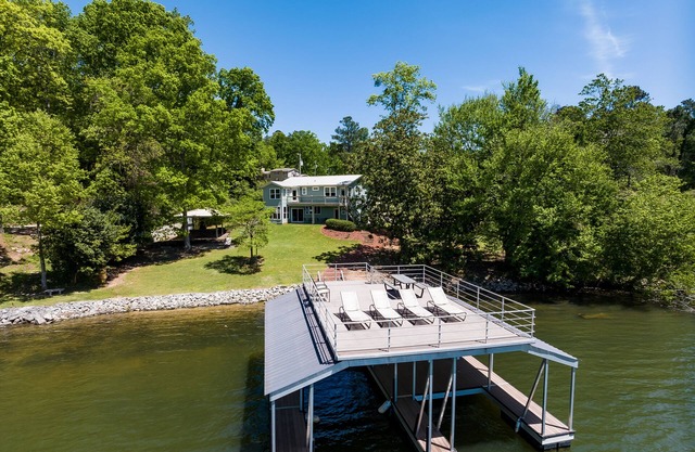 Fabulous views on nice cove! Easy short walk to dock. Outdoor kitchen & fire pit