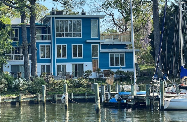 Fabulous Waterfront Contemporary with Rooftop Hot Tub!