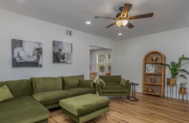 Fabulously Furnished Forest - Luxury MCM Getaway