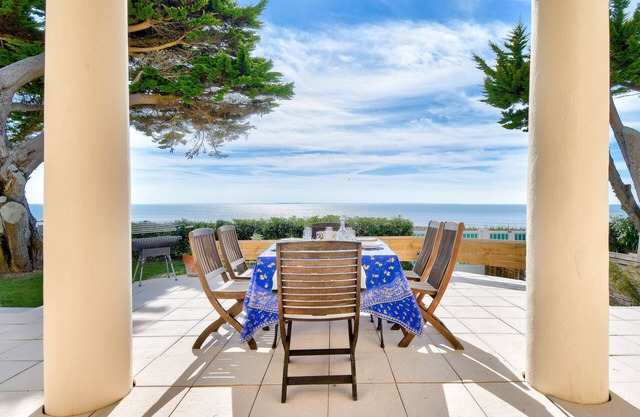 Facing the ocean, lovely spacious house for 6