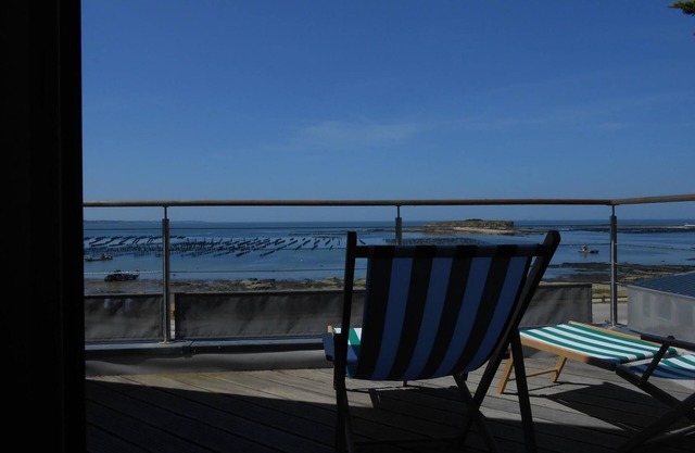 FACING THE SEA: Villa "Les Morgates". For 2 to 8 people.