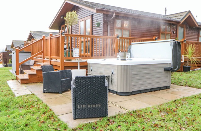 FAIRWAY VIEW LODGE, pet friendly, character holiday cottage in Felton