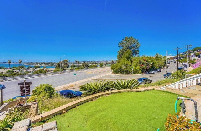 FALLing for the BayView House, bring fido!