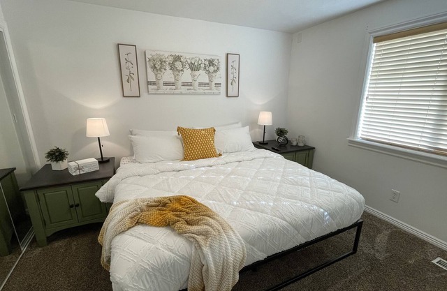 Fam & pet friendly next to park
