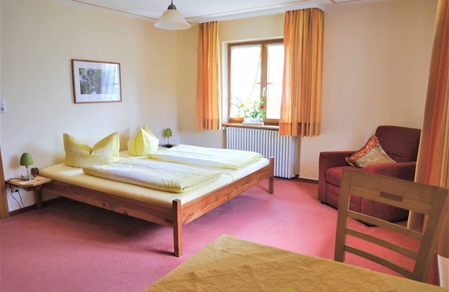 Familienzimmer für bis zu vier Personen mit zwei separaten Doppelzimmern, Sat-TV und Badezimmer