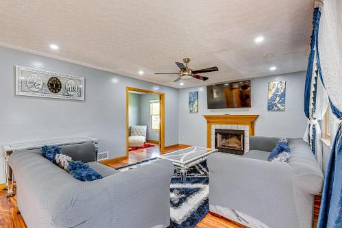 Families Welcome Lake-View Home, 2 Mi to Gahanna!