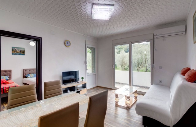 Family 2BR Apartment close to Utjeha beach