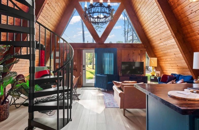 Family A-Frame Cabin! Walk to Lake! October Stay!