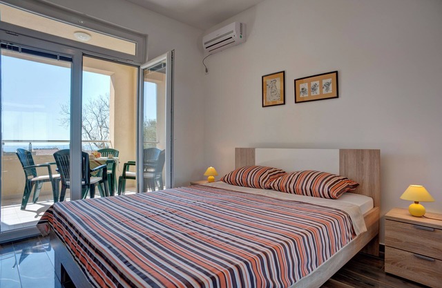 Family and couple-friendly apartment in Petrovac with the view