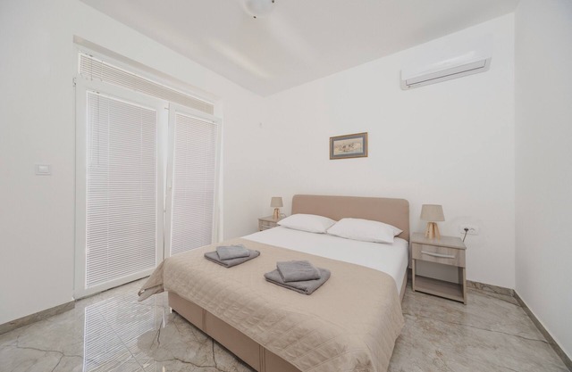 Family and couple-friendly apartment in Petrovac with the sea view