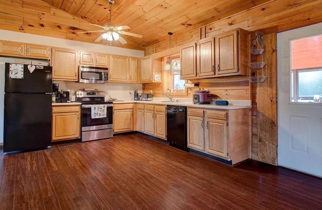 Family and Pet friendly countryside cabin with spacious yard.
