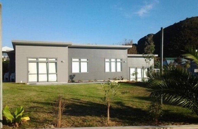 Family Bach with space to play and close to surf