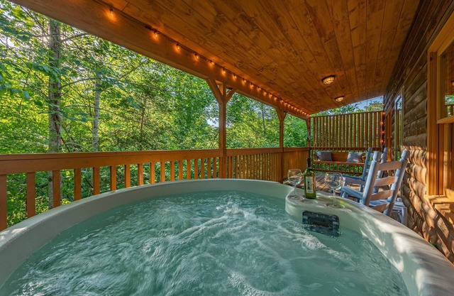 ⭐Family Cabin near Attractions w/Hot Tub, Arcade, Games, 65" TV, 2 King Beds ⭐