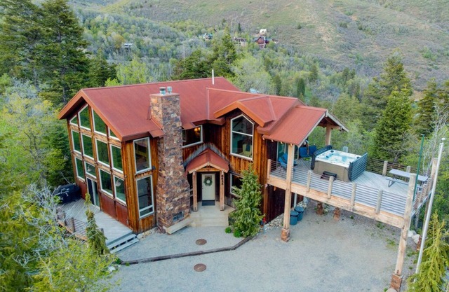 Family/Couples Hot Tub-Fireplace-Views-Close to Resort-Clean-Sleep 8-10 & 4 Bath
