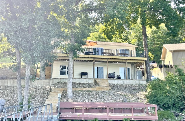 Family favorite lakehouse in amazing cove with great dock and deep water!