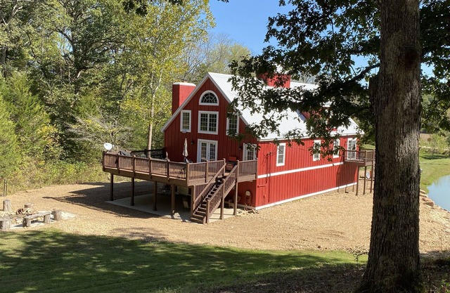 🌞Family Friendly 6 Bedroom Lodge.Restored Barn140 acres 3 Lakes.Miles of Trails!