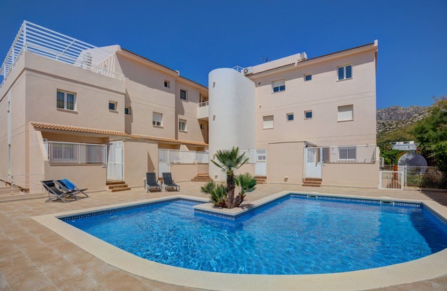 Family friendly apartment with pool, close to all amenities and the Pinewalk.