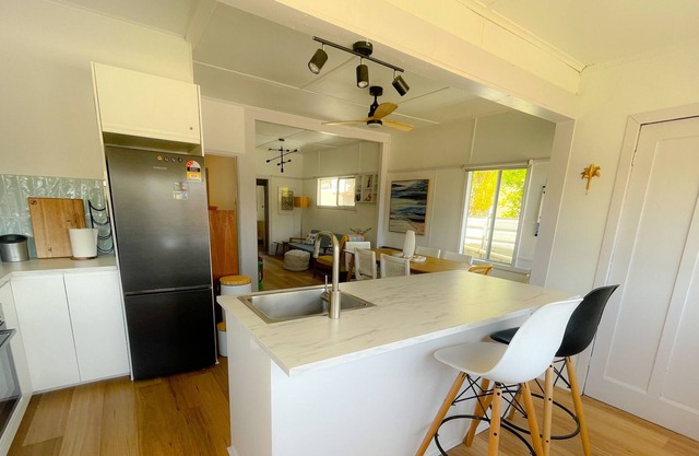 Family Friendly - Across the road from beach - 10 min walk to town