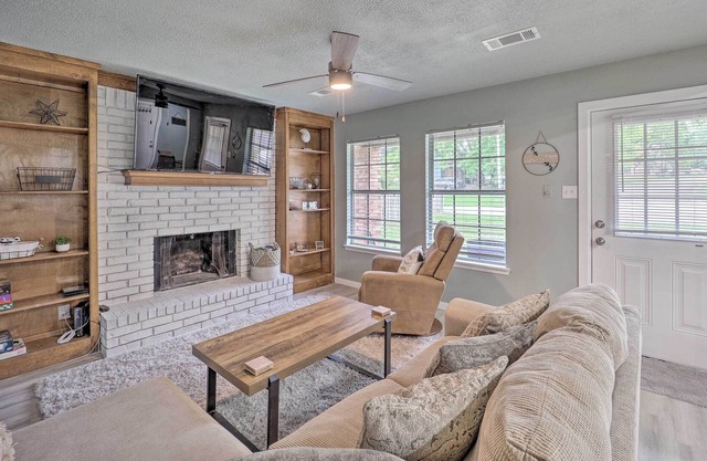 Family-Friendly Barling Retreat: Yard & Deck!