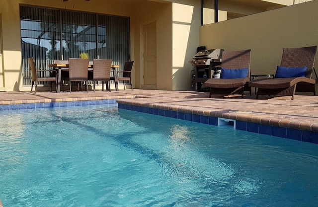 🌞 Family friendly, beautifully decorated, 2 min walk to resort pool facilities!