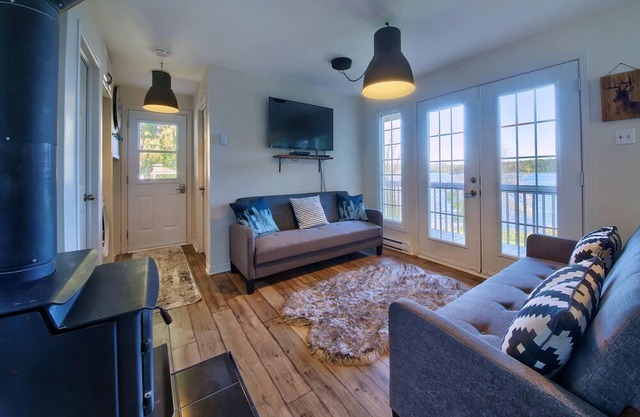 Family friendly, brand new renovated waterfront cottage