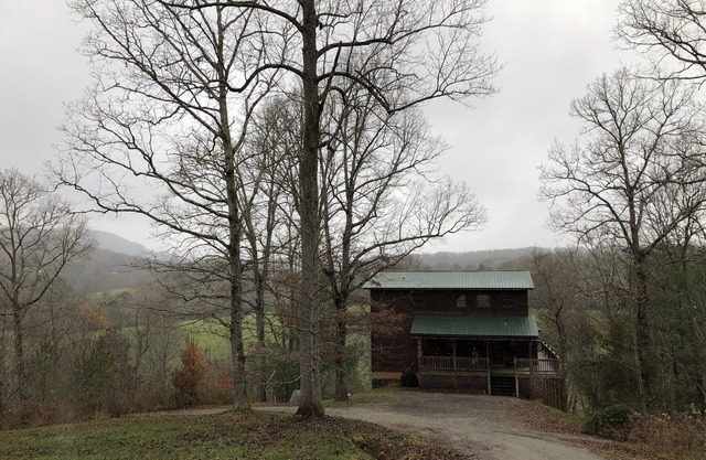 Family-friendly cabin, with mountain views and tranquil creek near Blue Ridge